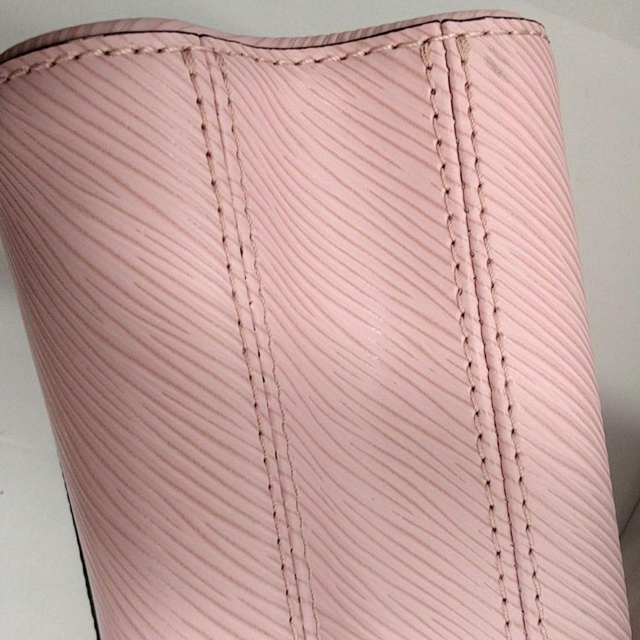 底面の角に黒ずみがあります。