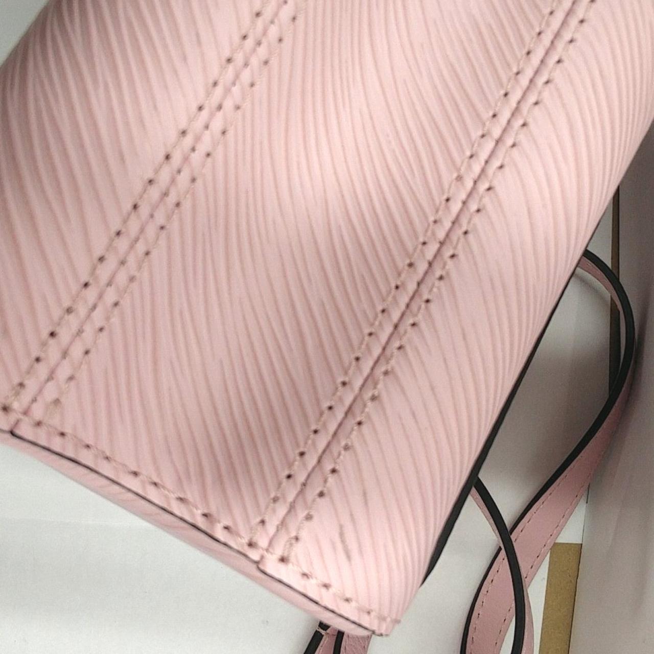 底面の角に黒ずみがあります。