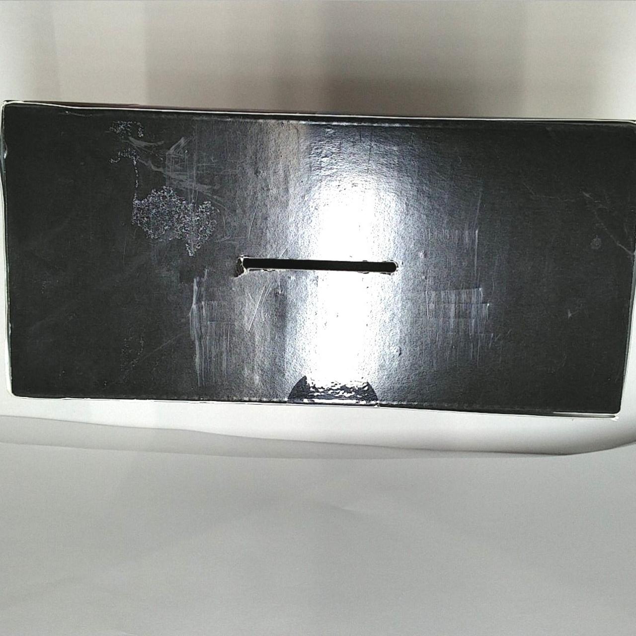 箱の天面にシール跡、汚れあります。