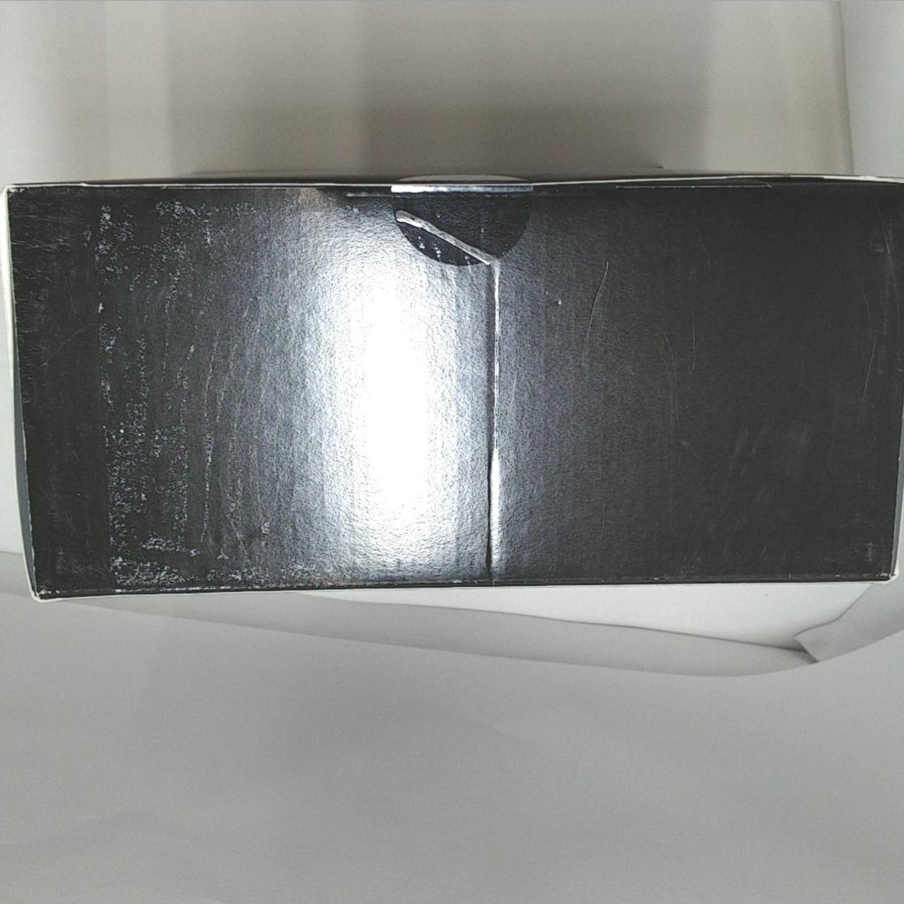 箱の底面にシール跡、汚れあります。