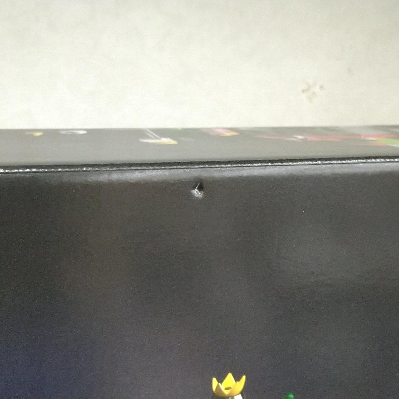 箱に凹みがあります。