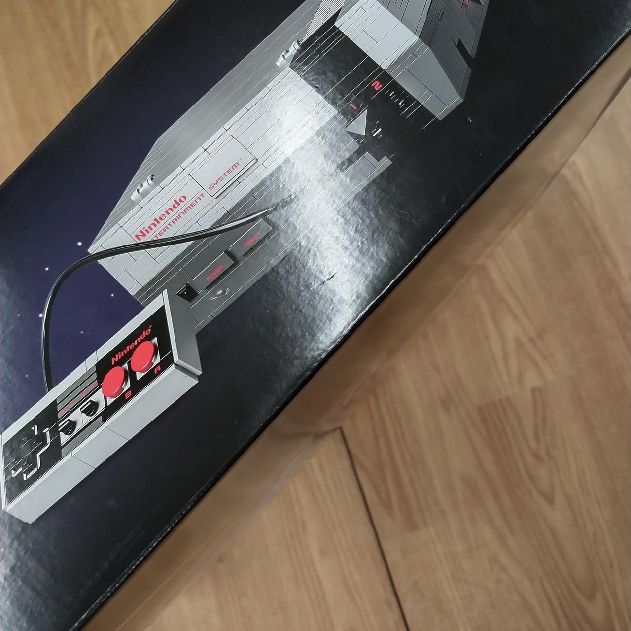 箱に凹み、キズがあります。