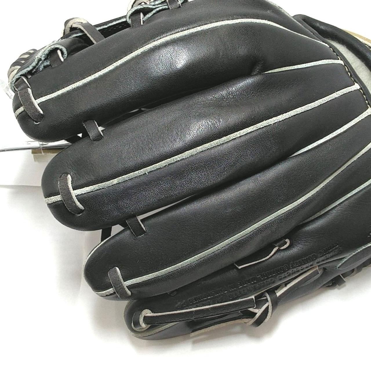 中指部分が一部白く変色してます。