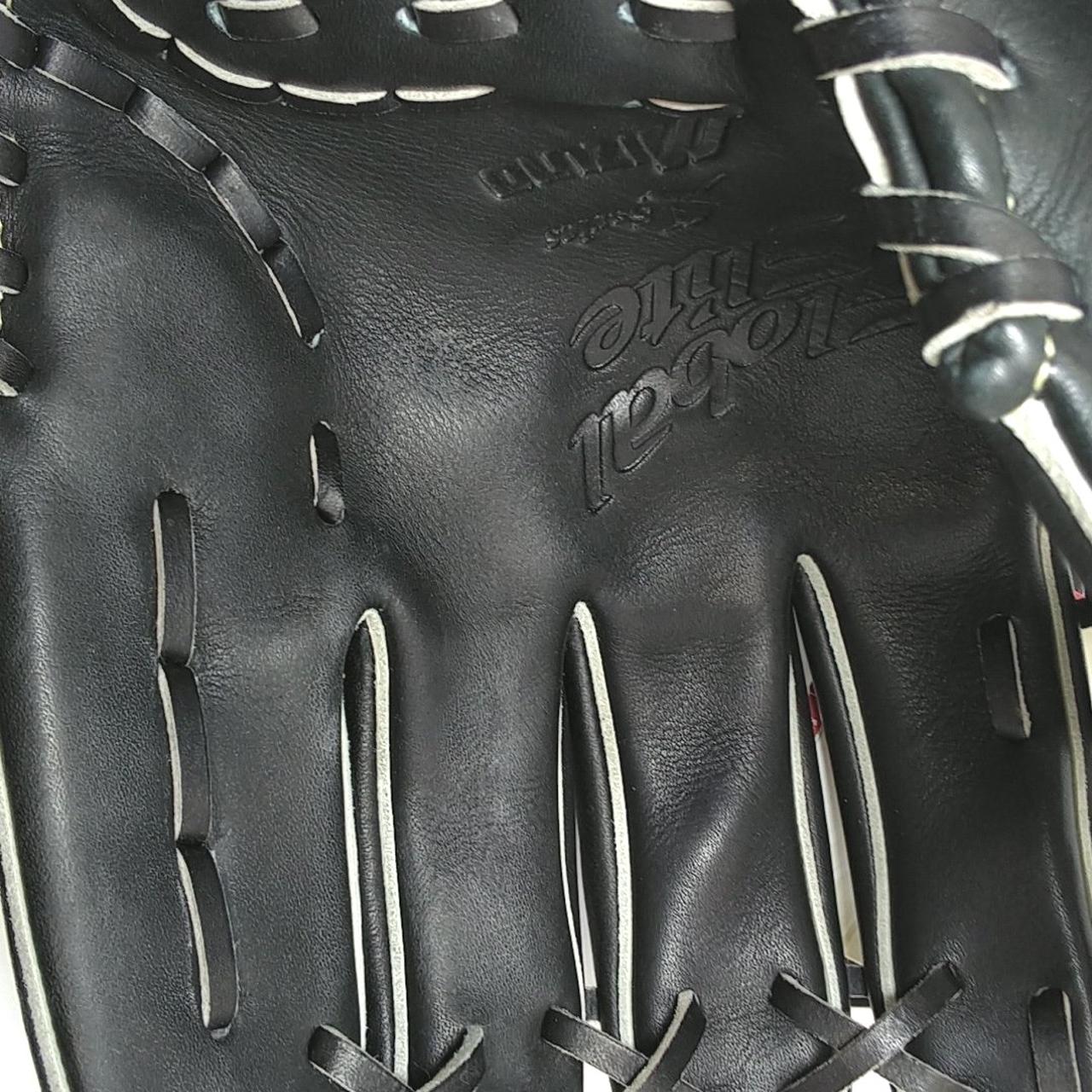 内側の薬指周辺が白く変色してます。