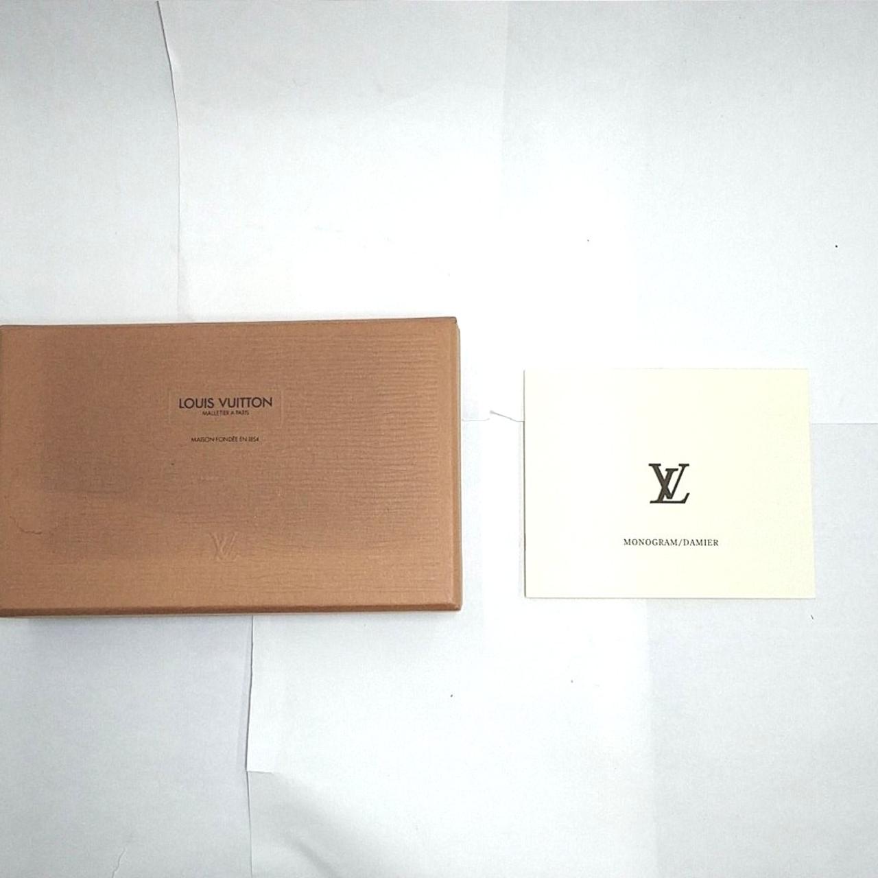 外箱に色焼けがあります。