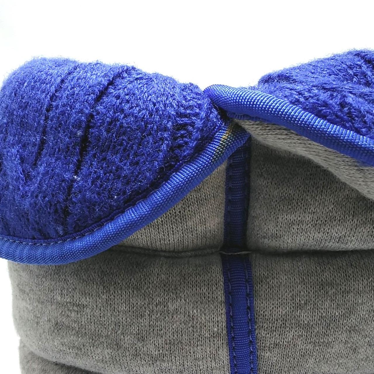 右足の外側に汚れがあります。