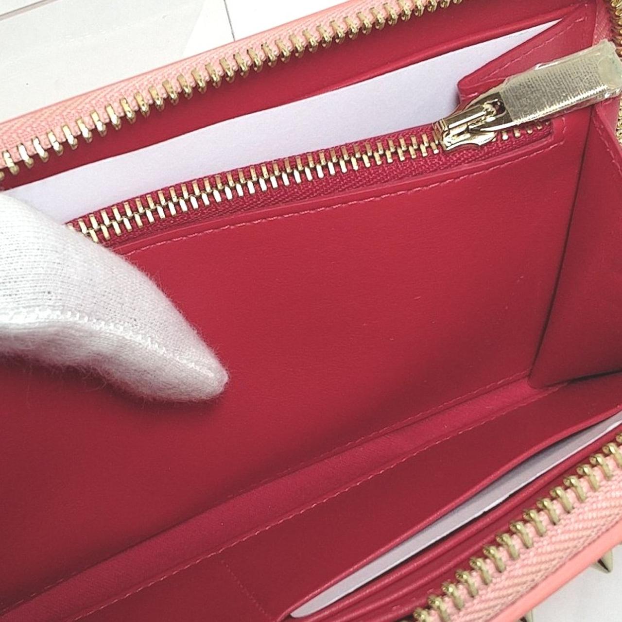 内部に少し使用感があります。