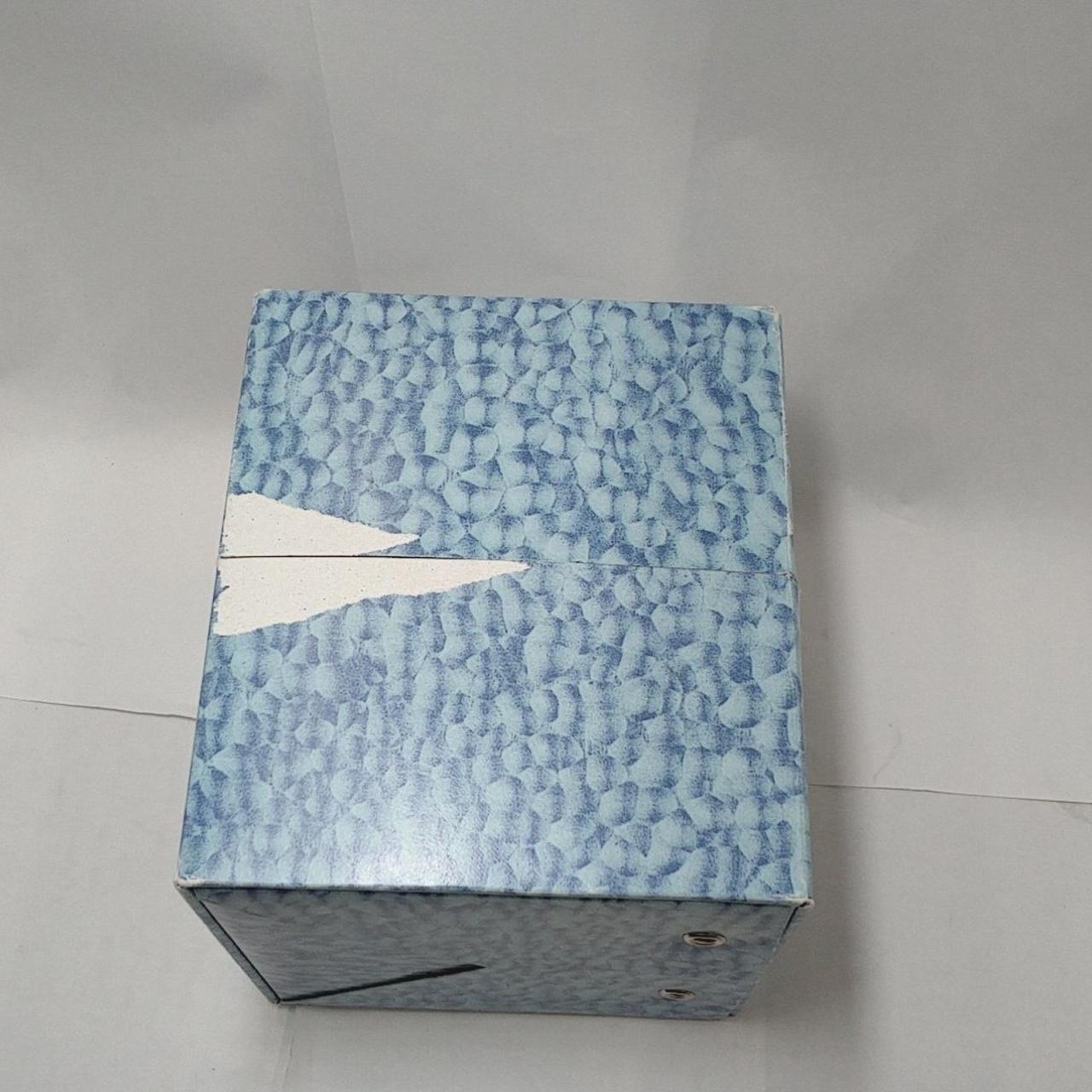 外箱に破れあります。