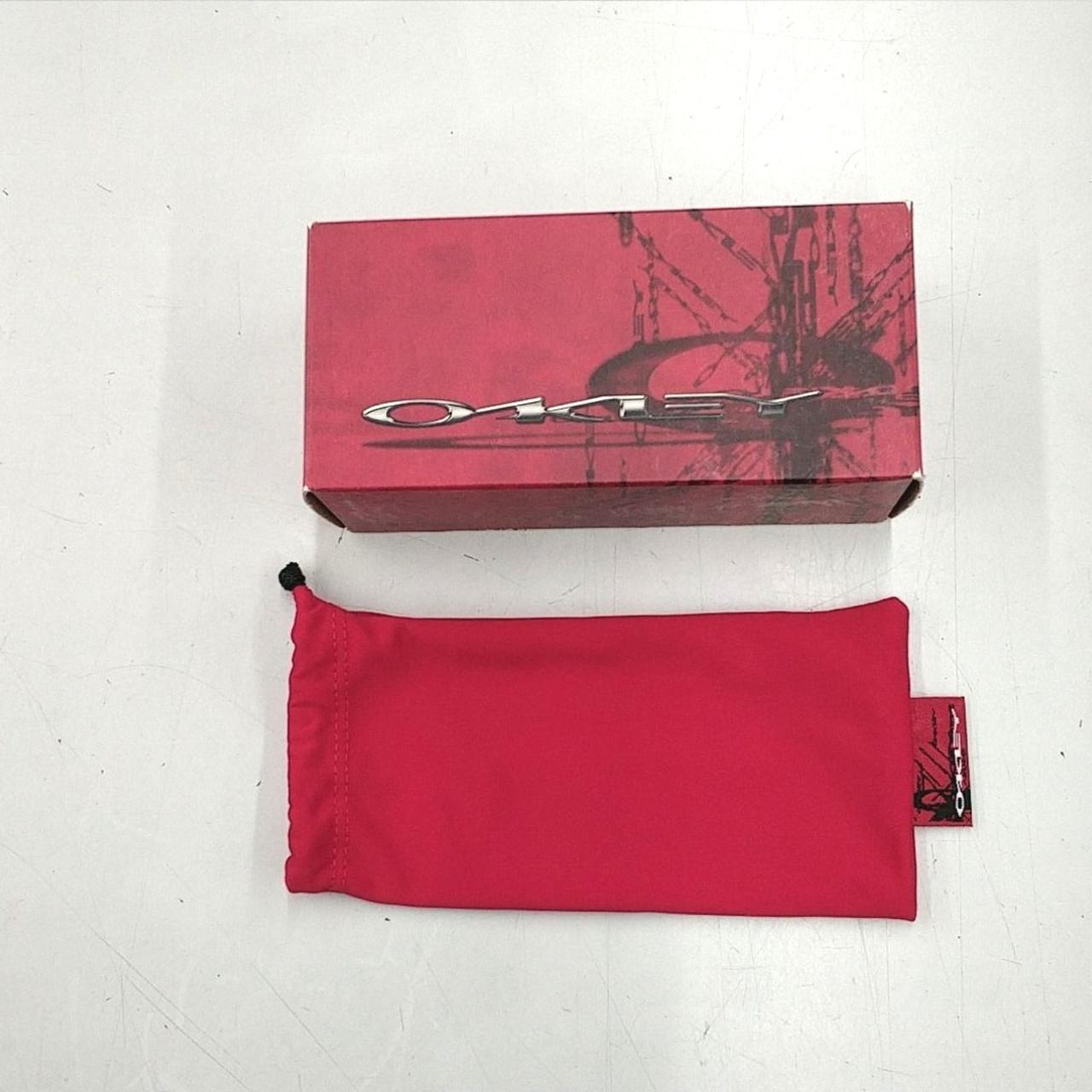 付属品は袋と箱のみです。