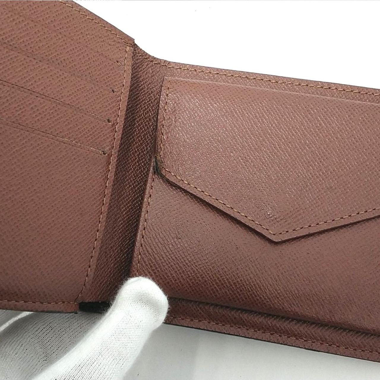 角に傷みがあります。