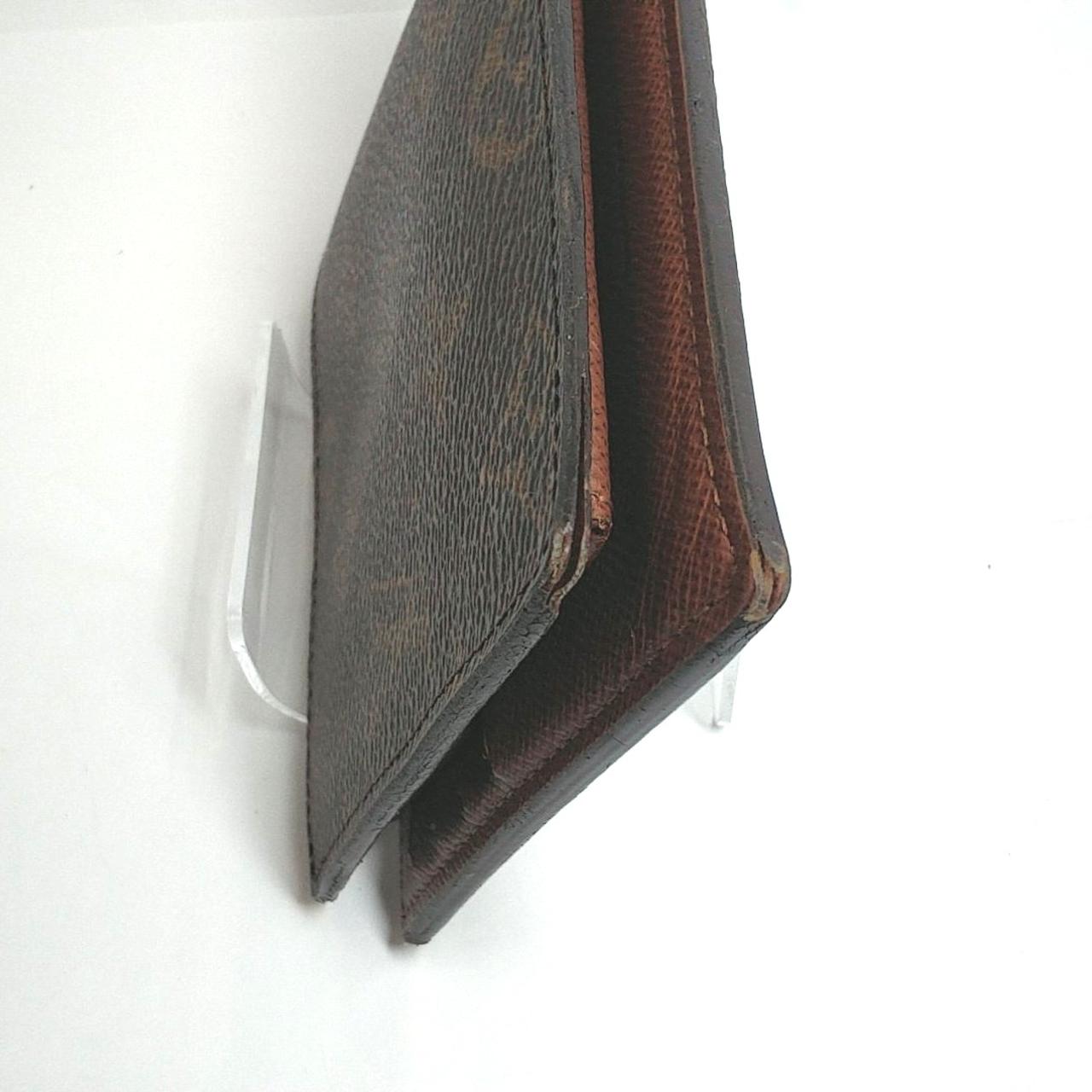 角に傷みがあります。