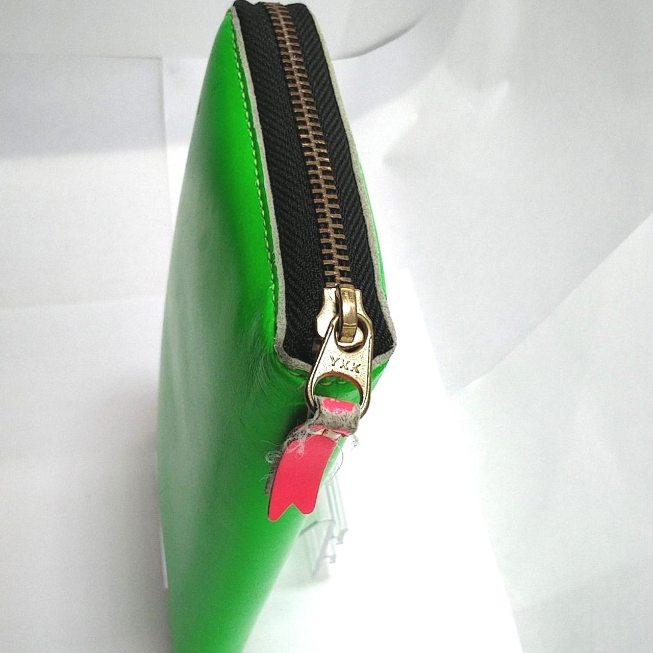 ファスナーに使用感あります。