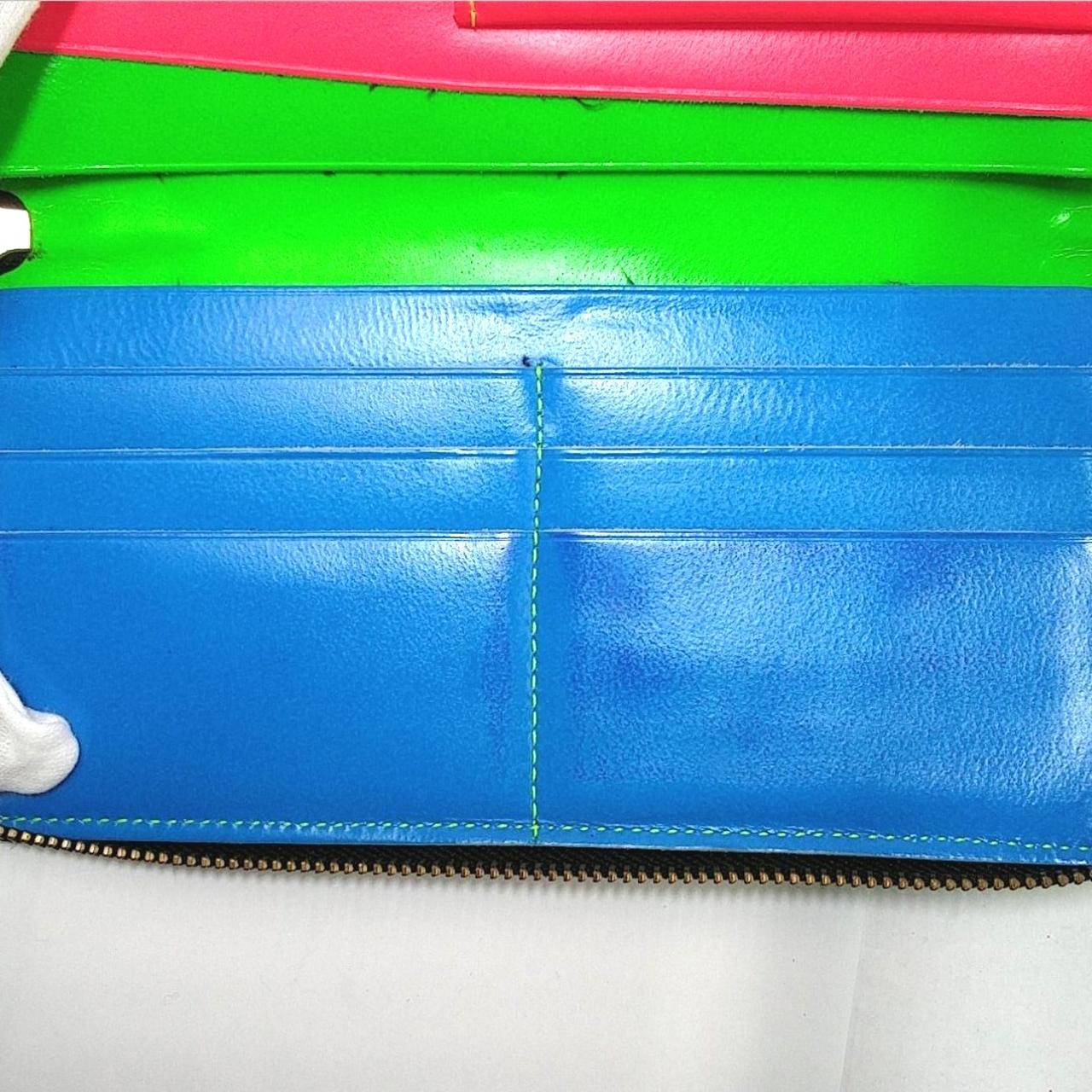 シミのような跡があります。