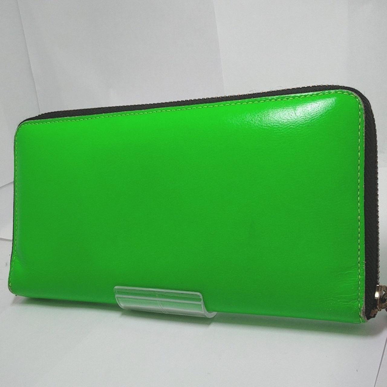 汚れとシワが少しあります。