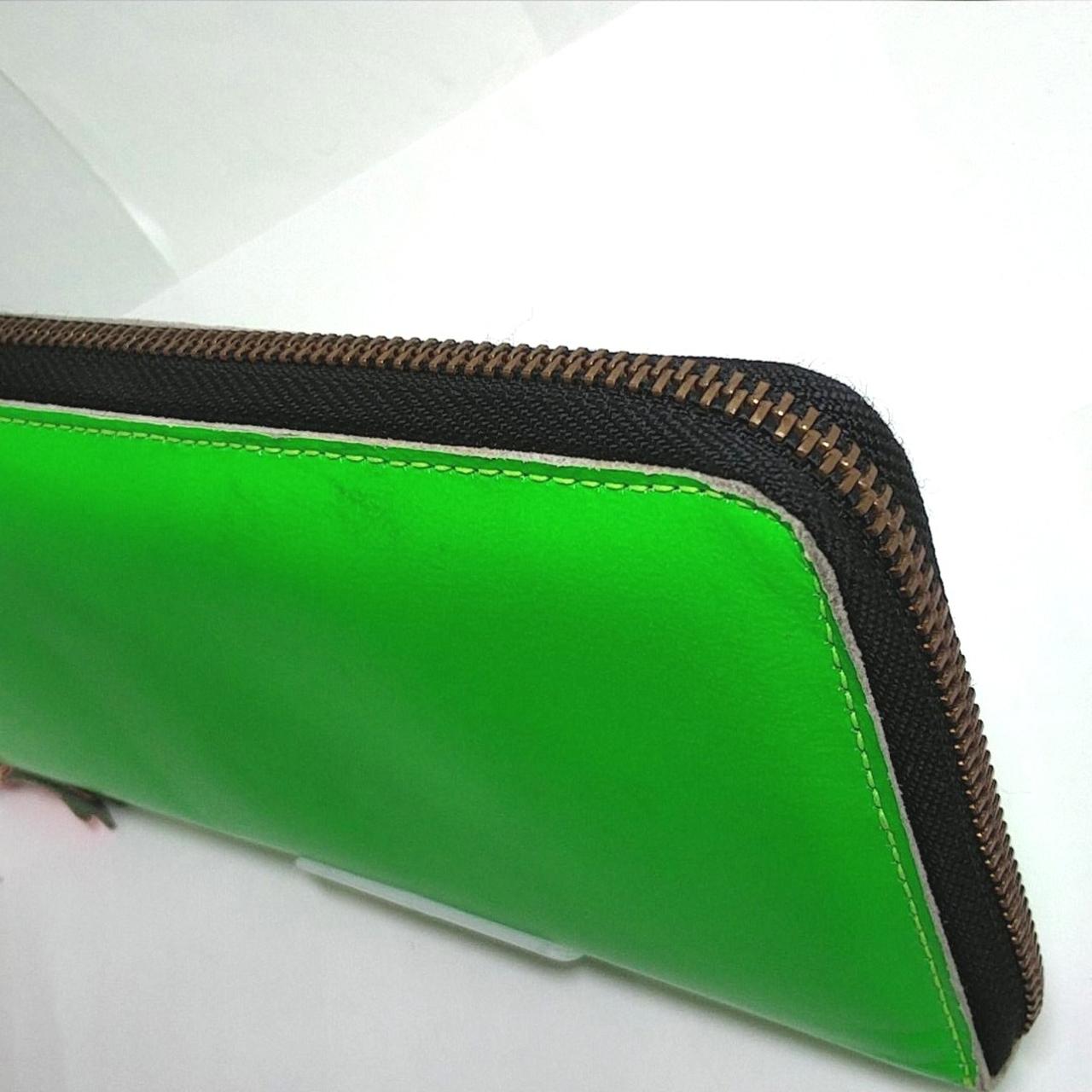 縁に使用感あります。