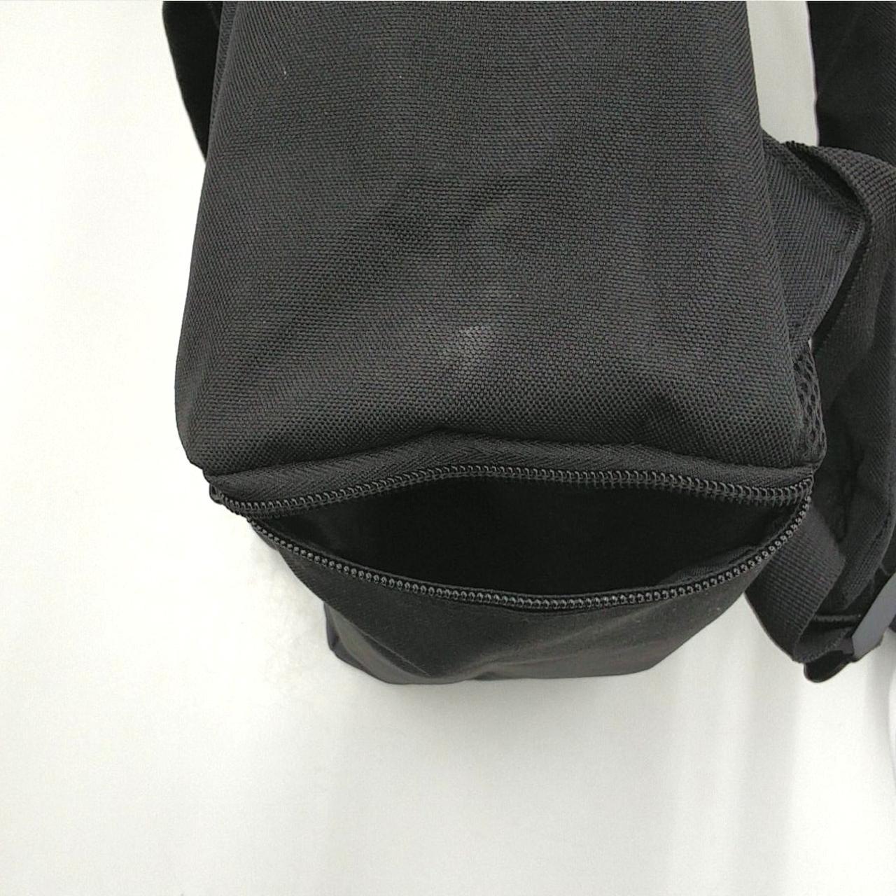 角に汚れあります。