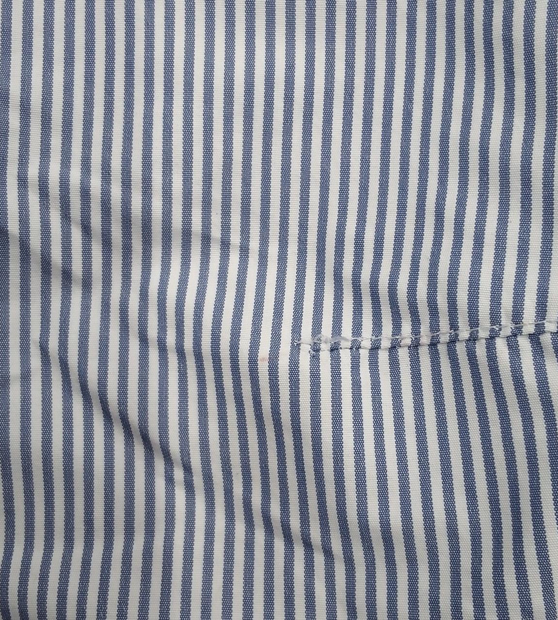 左袖に汚れがあります。