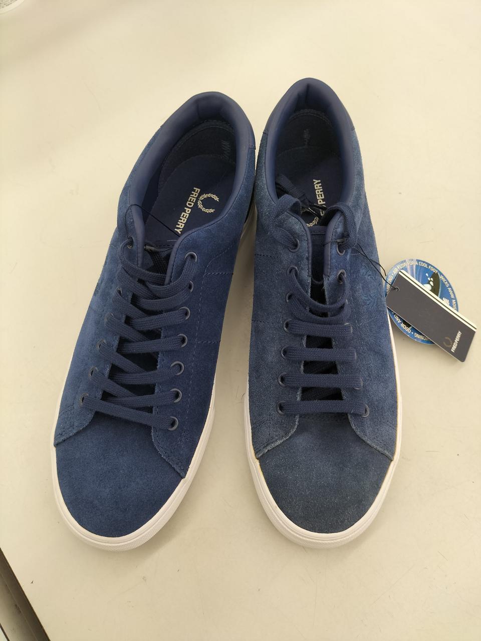 左足のみ全体的に色褪せています。