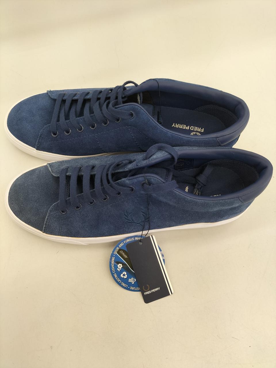 左足のみ全体的に色褪せています。