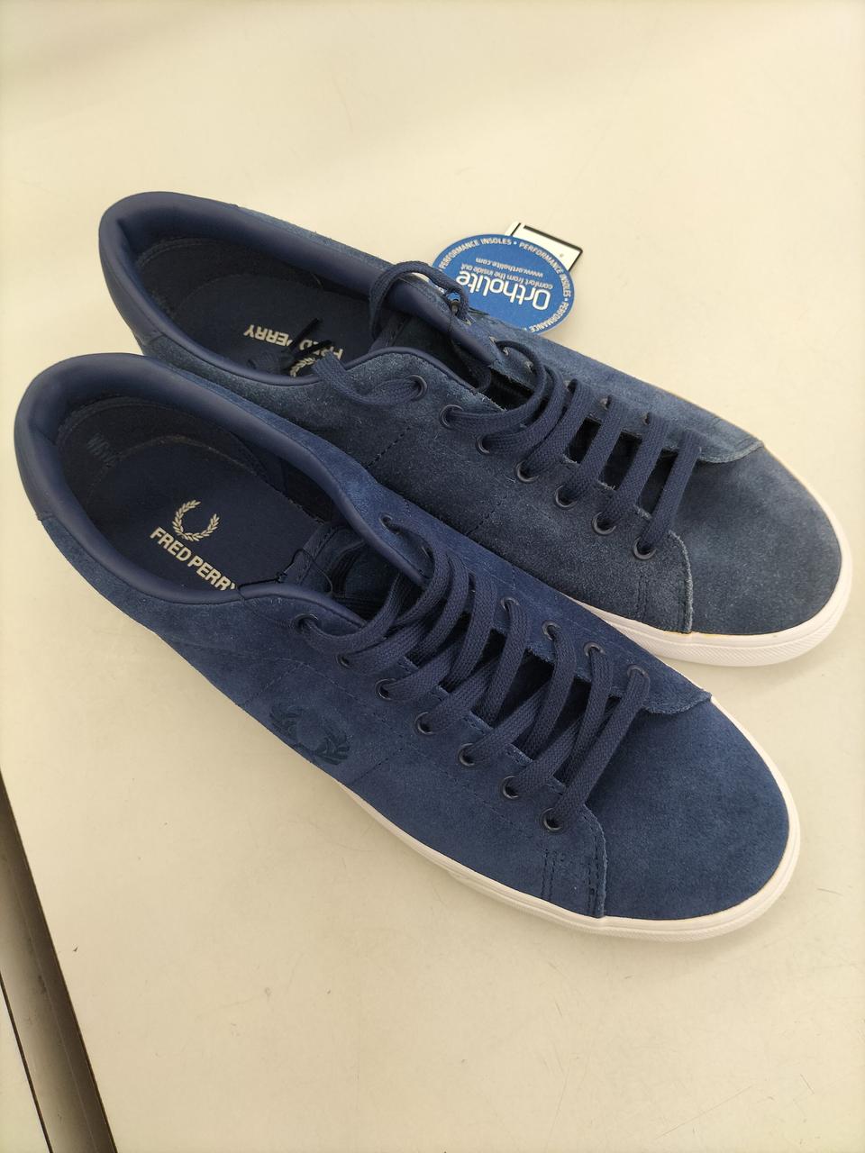 左足のみ全体的に色褪せています。