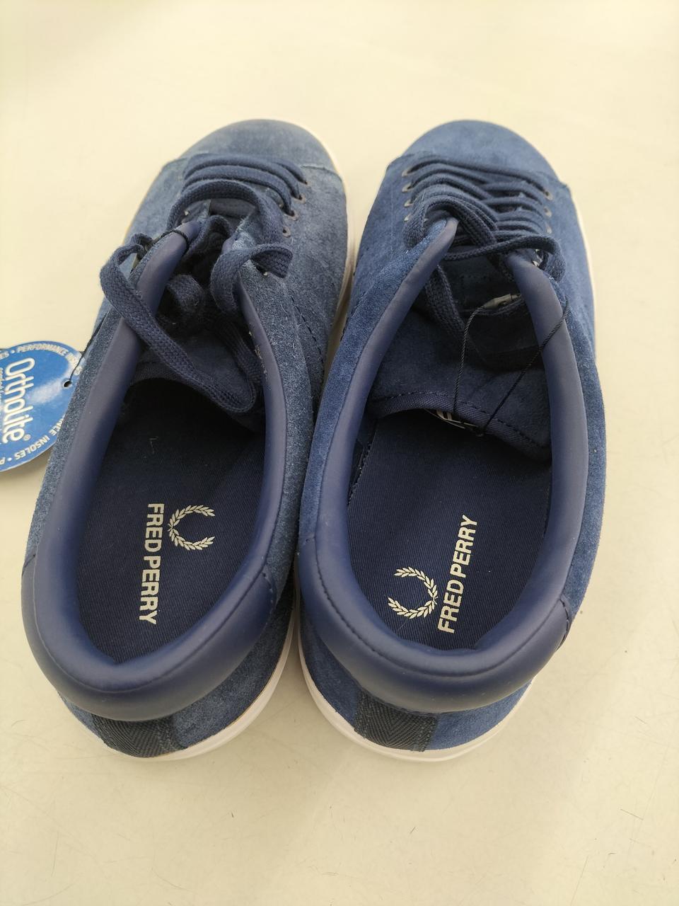 左足のみ全体的に色褪せています。