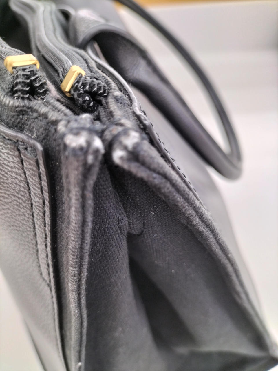 磁石で開閉します。