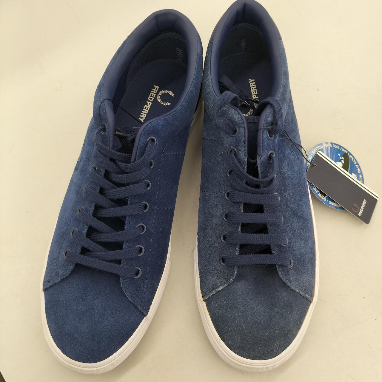 左足のみ全体的に色褪せています。