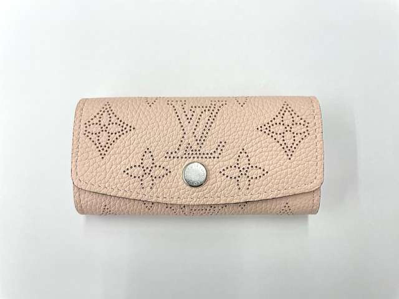 淡いピンク色です