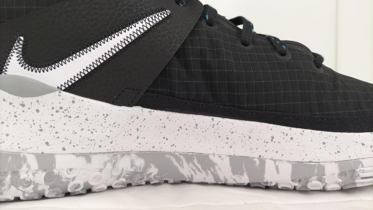 左内側面変色部分あり