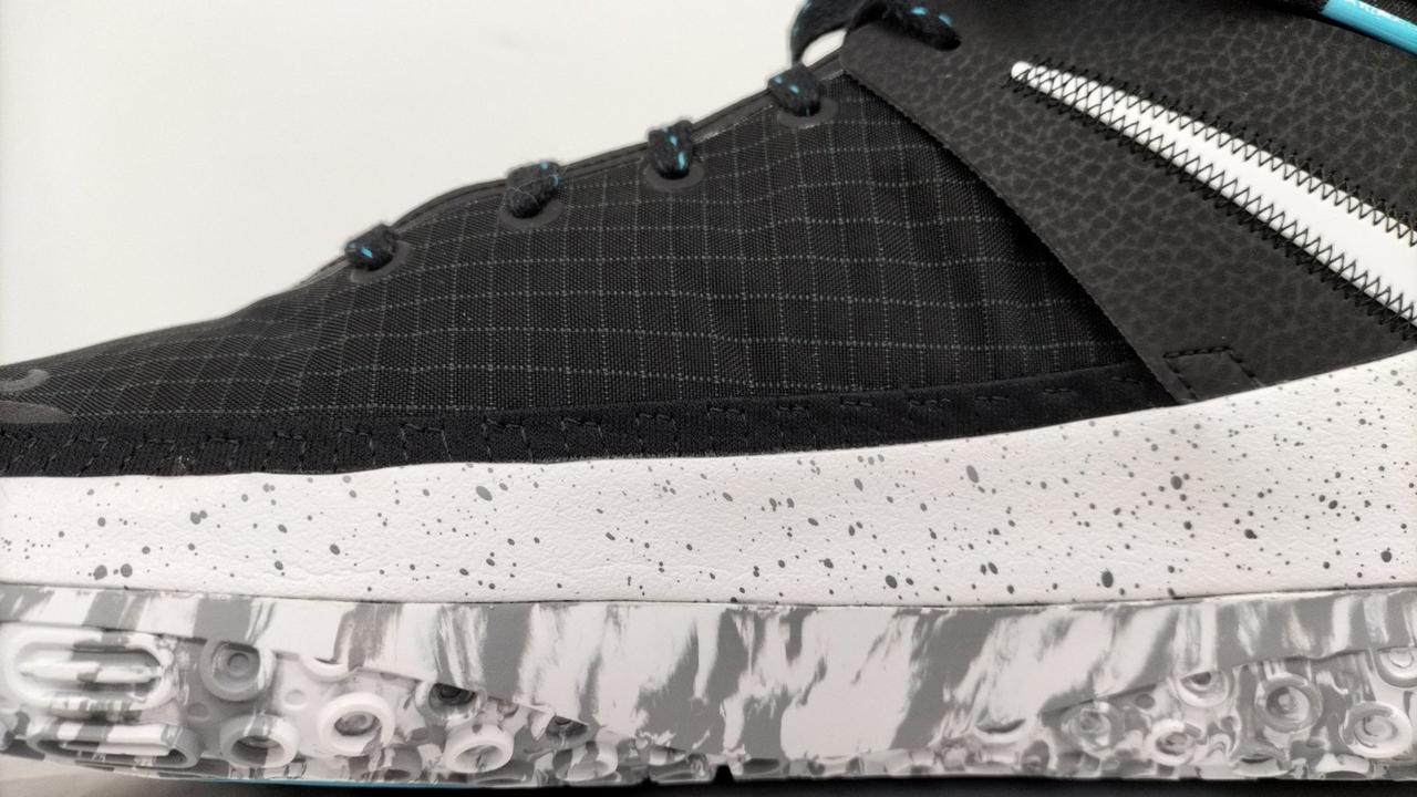 右内側面変色部分あり