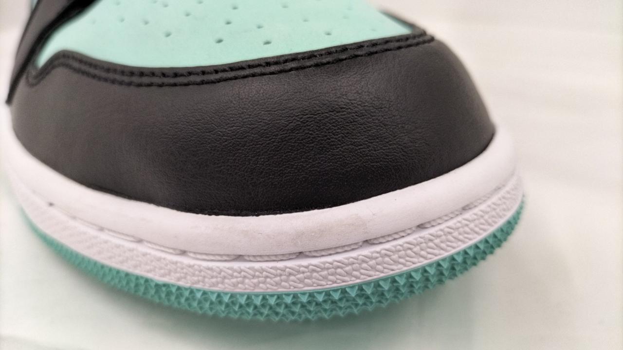 右足つま先汚れあり