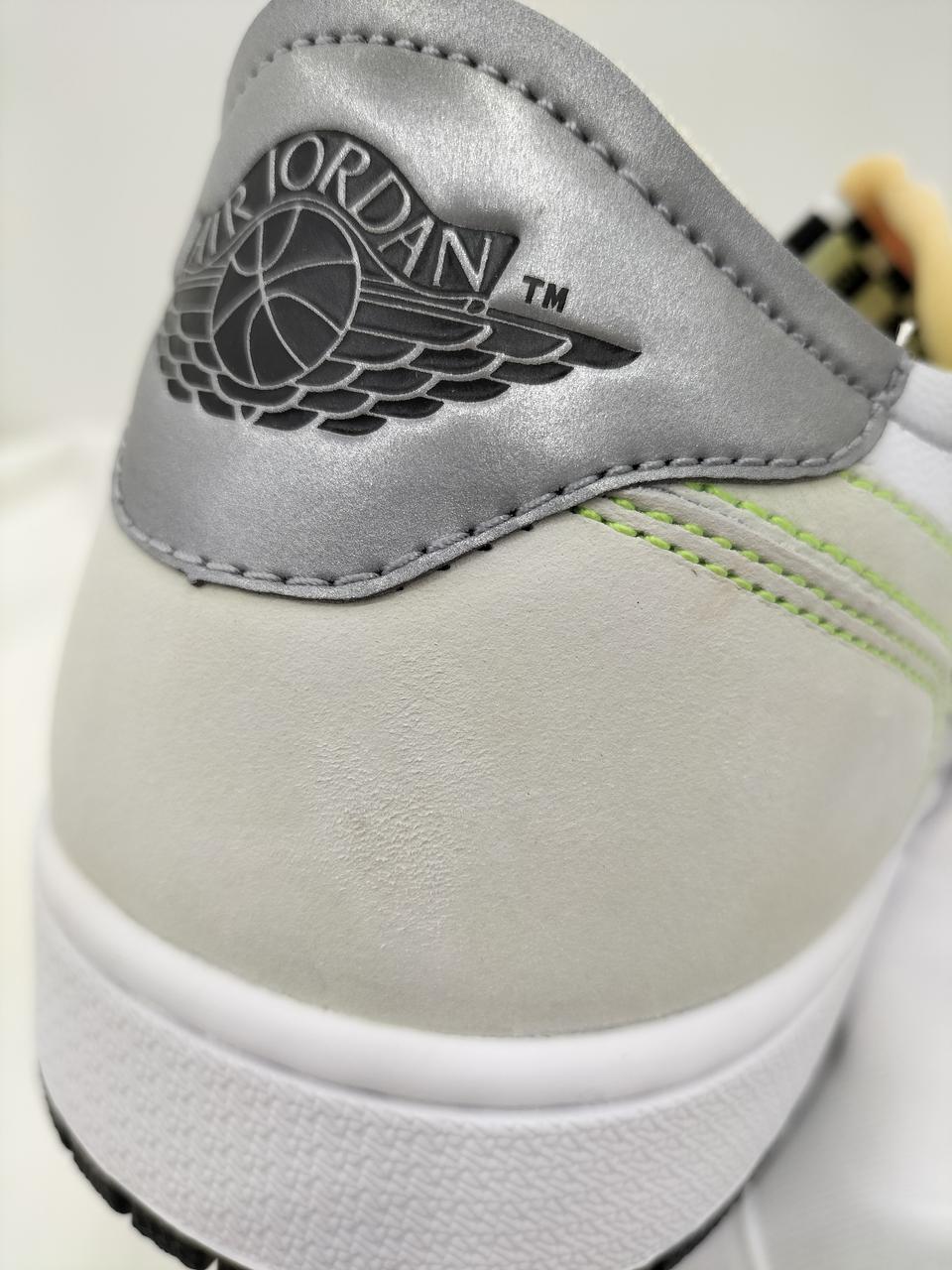 軽いスレ、色褪せあり