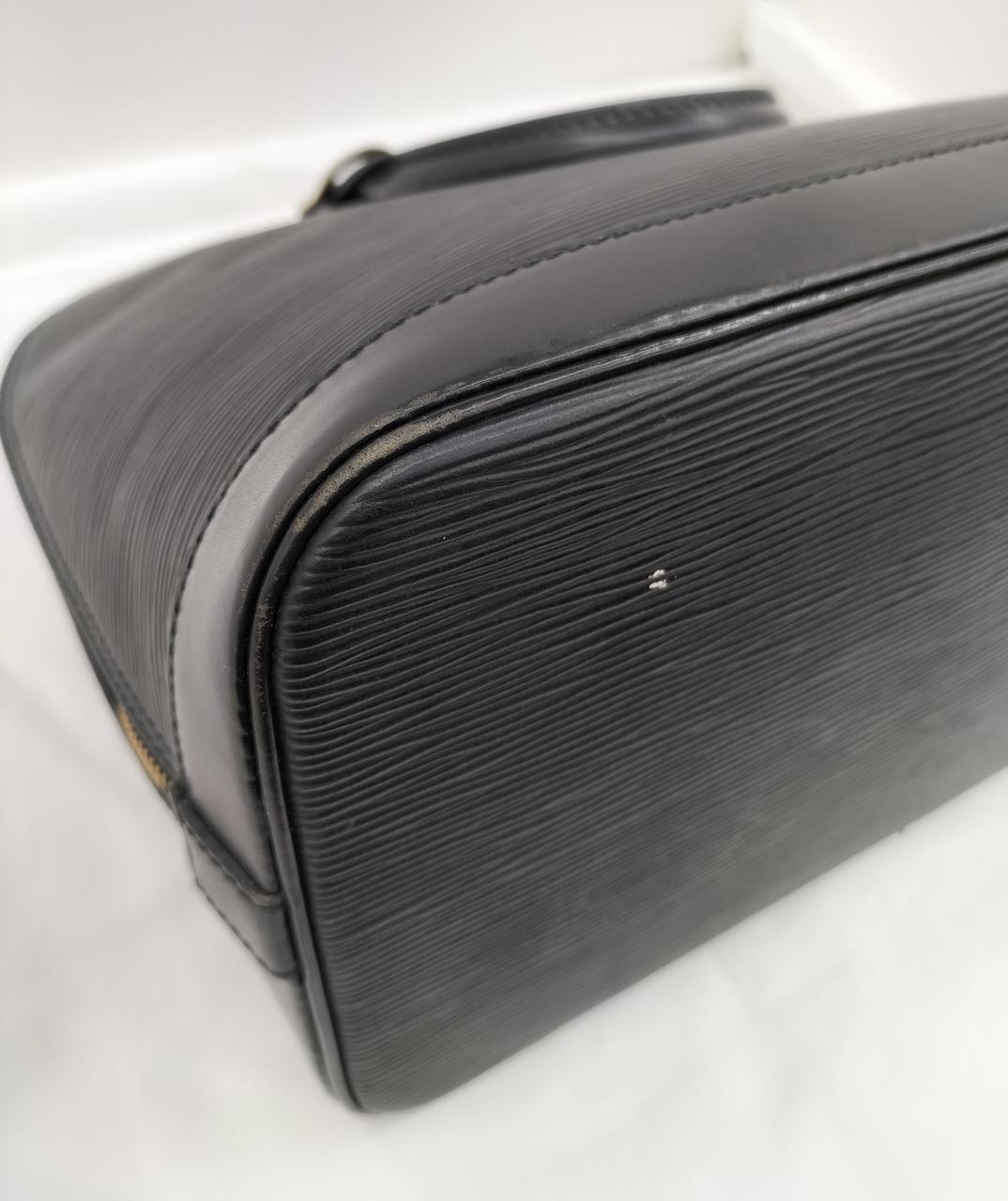 キズ、スレあり。底面汚れあり