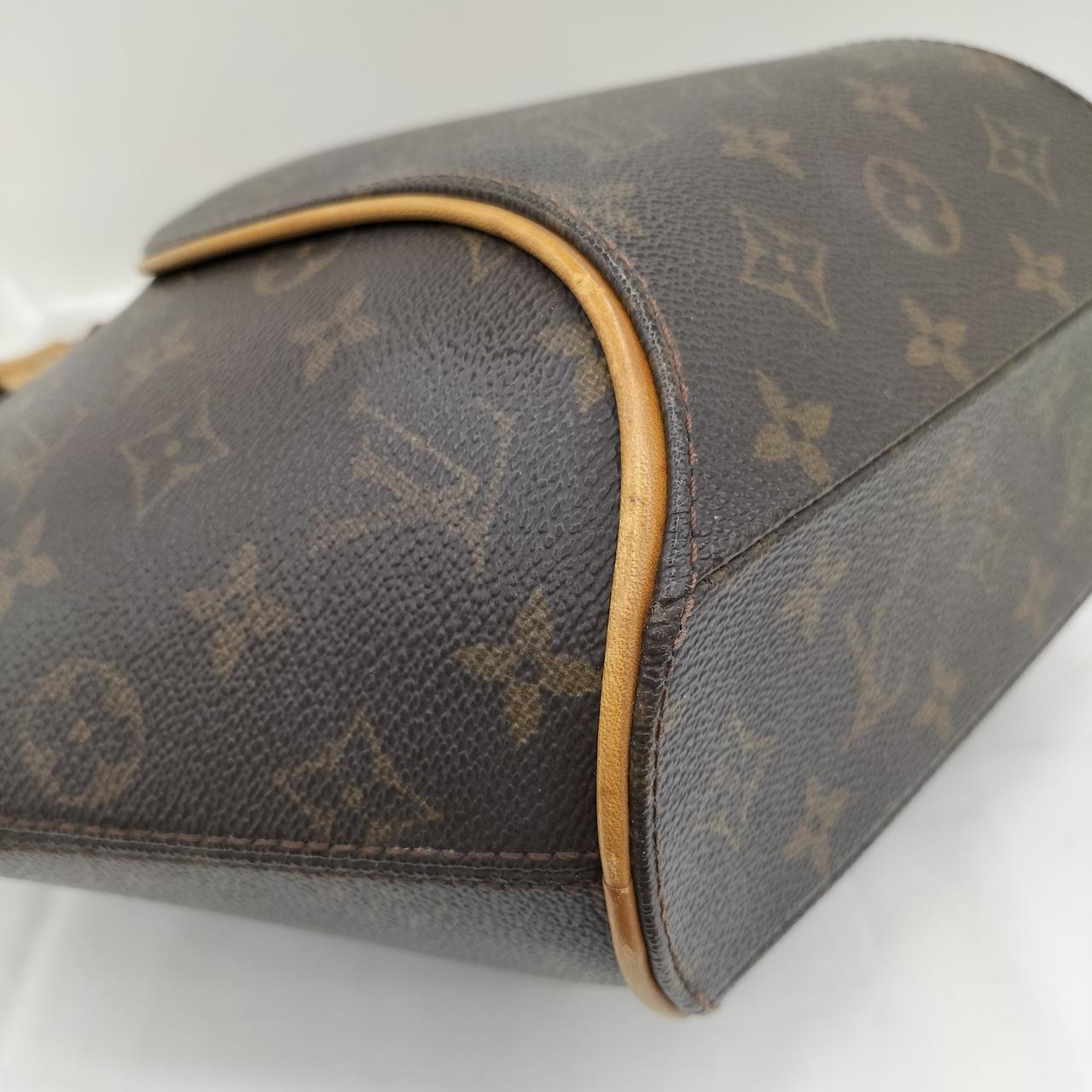 角スレとヌメ革シミ汚れあります。