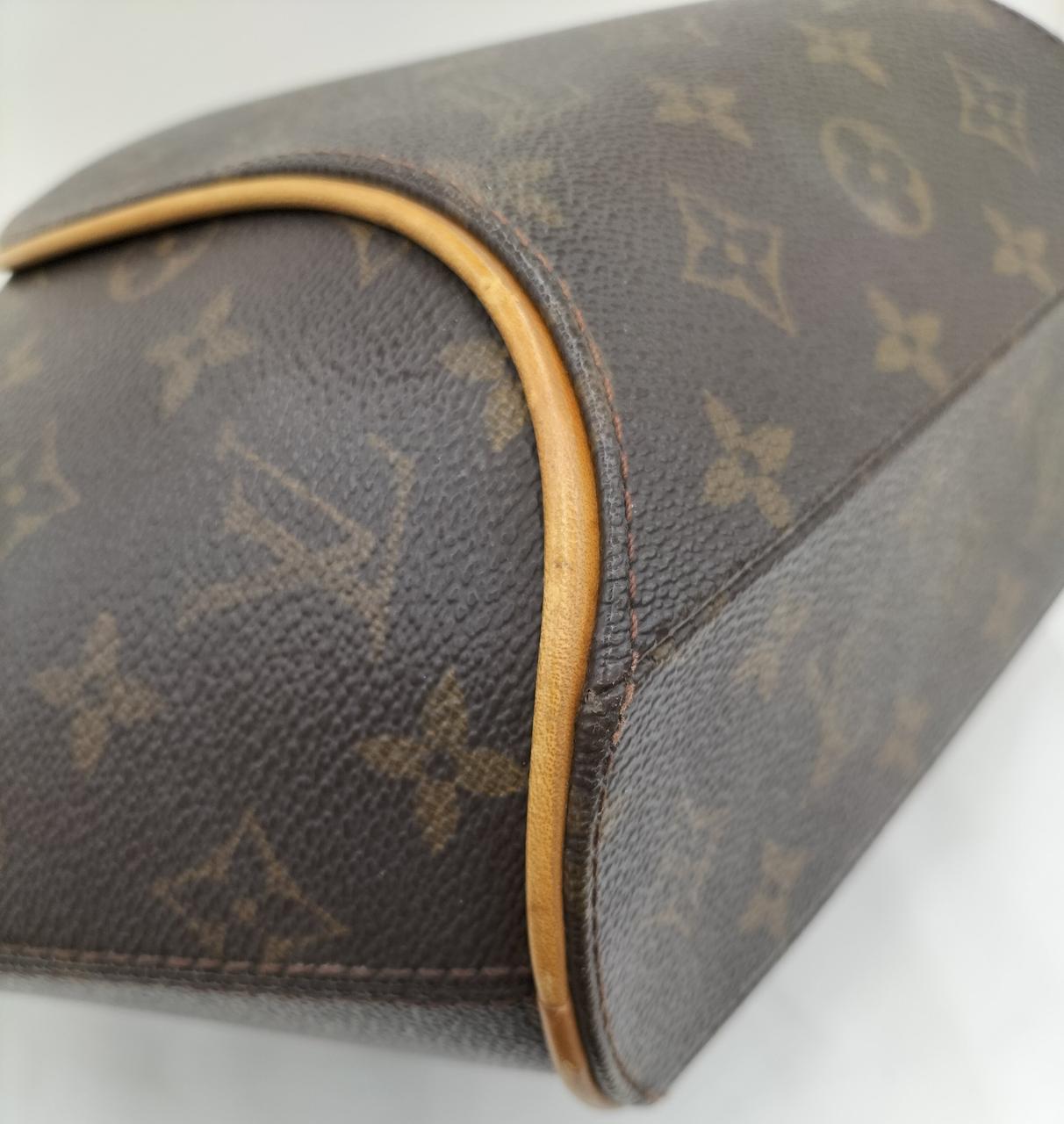 角スレとヌメ革シミ汚れあります。