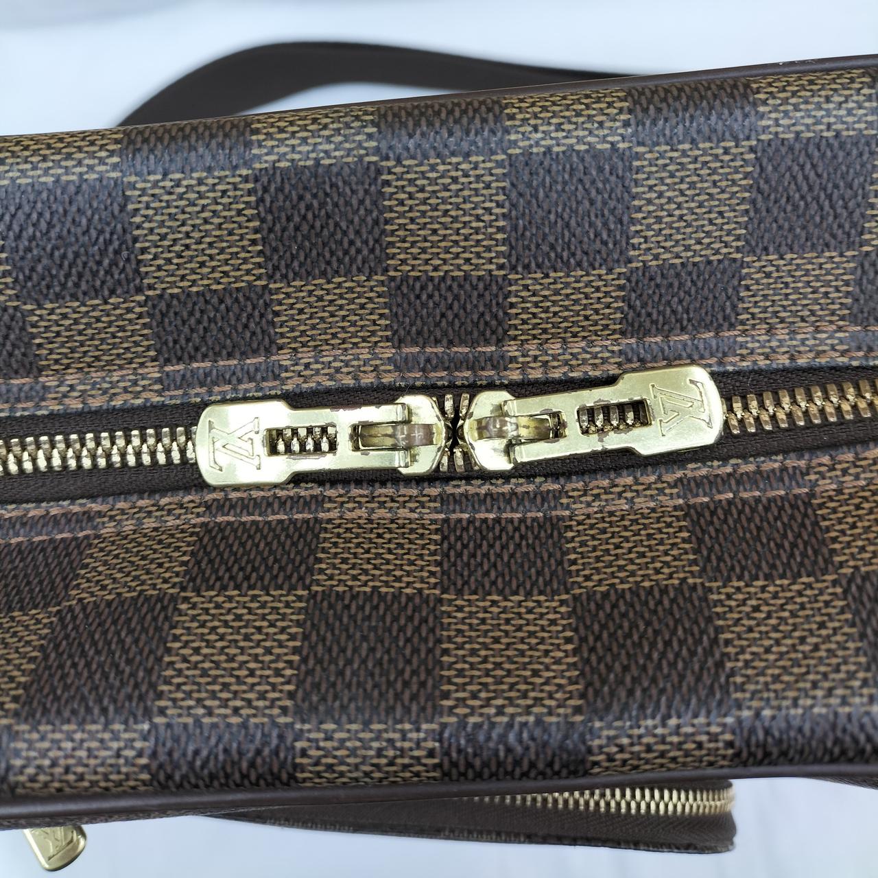 ファスナー金具ハガレあります。