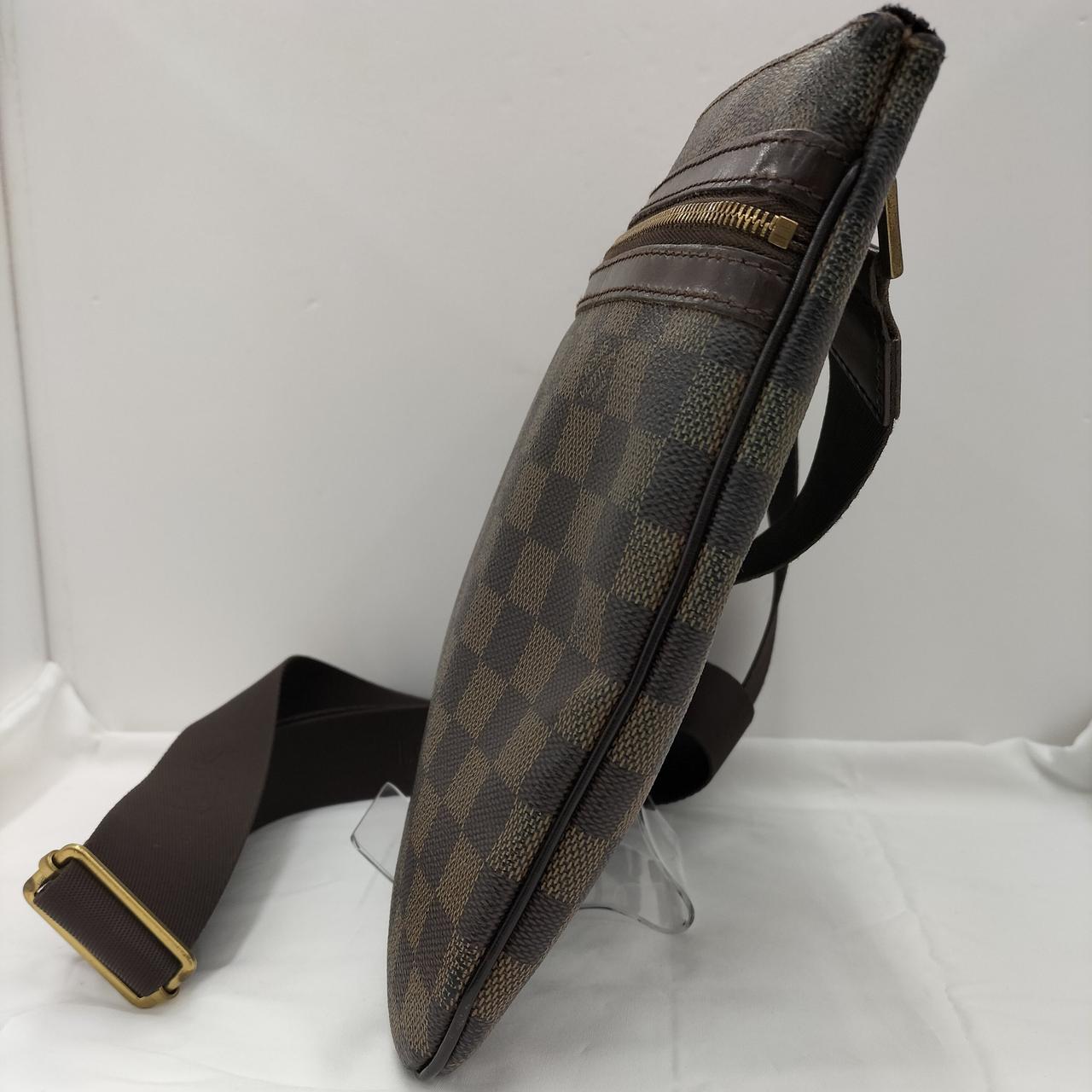 右側の開き口近く変色あります。