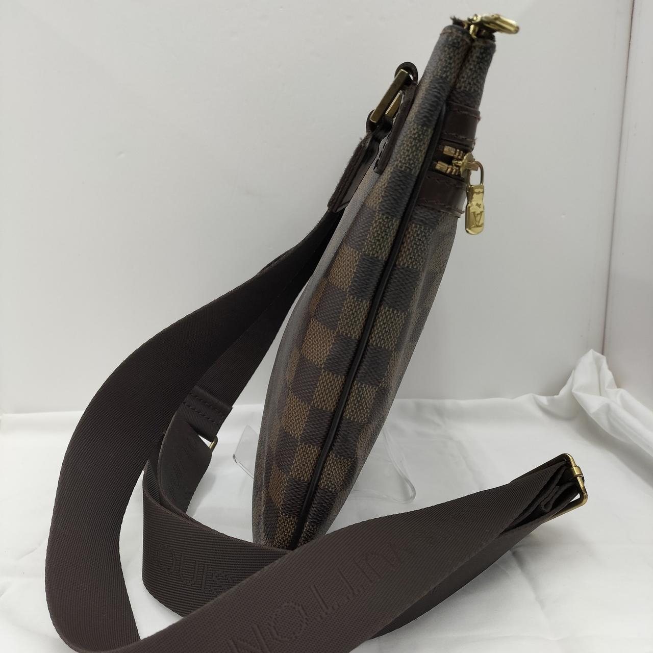 左側開き口近く変色あります。