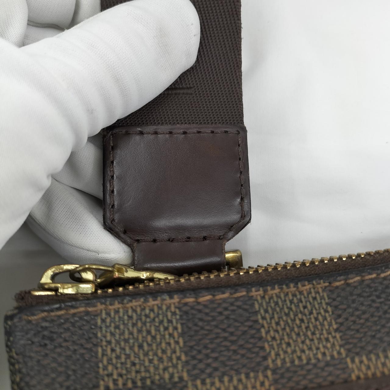 ショルダー付け根革部分変色あります。