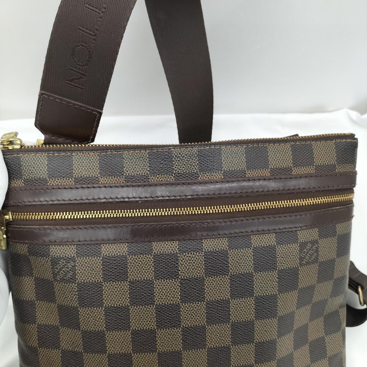 正面開き口近く変色あります。