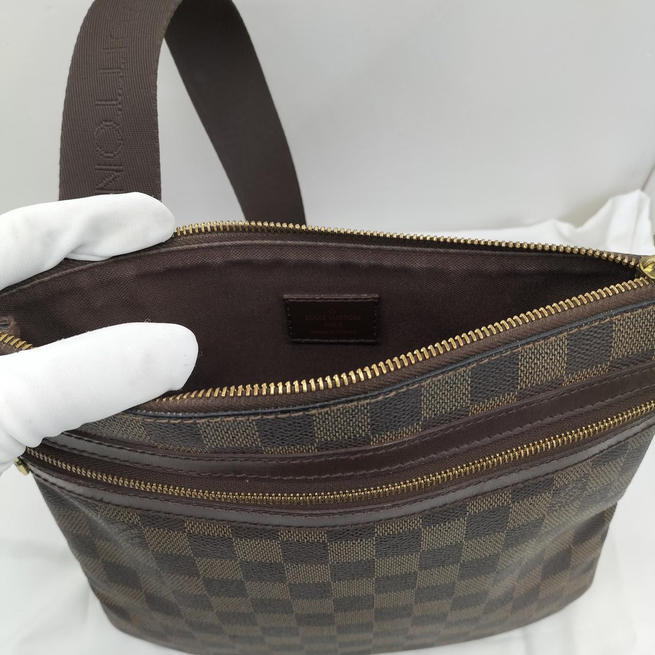 内側開き口近く汚れあります。