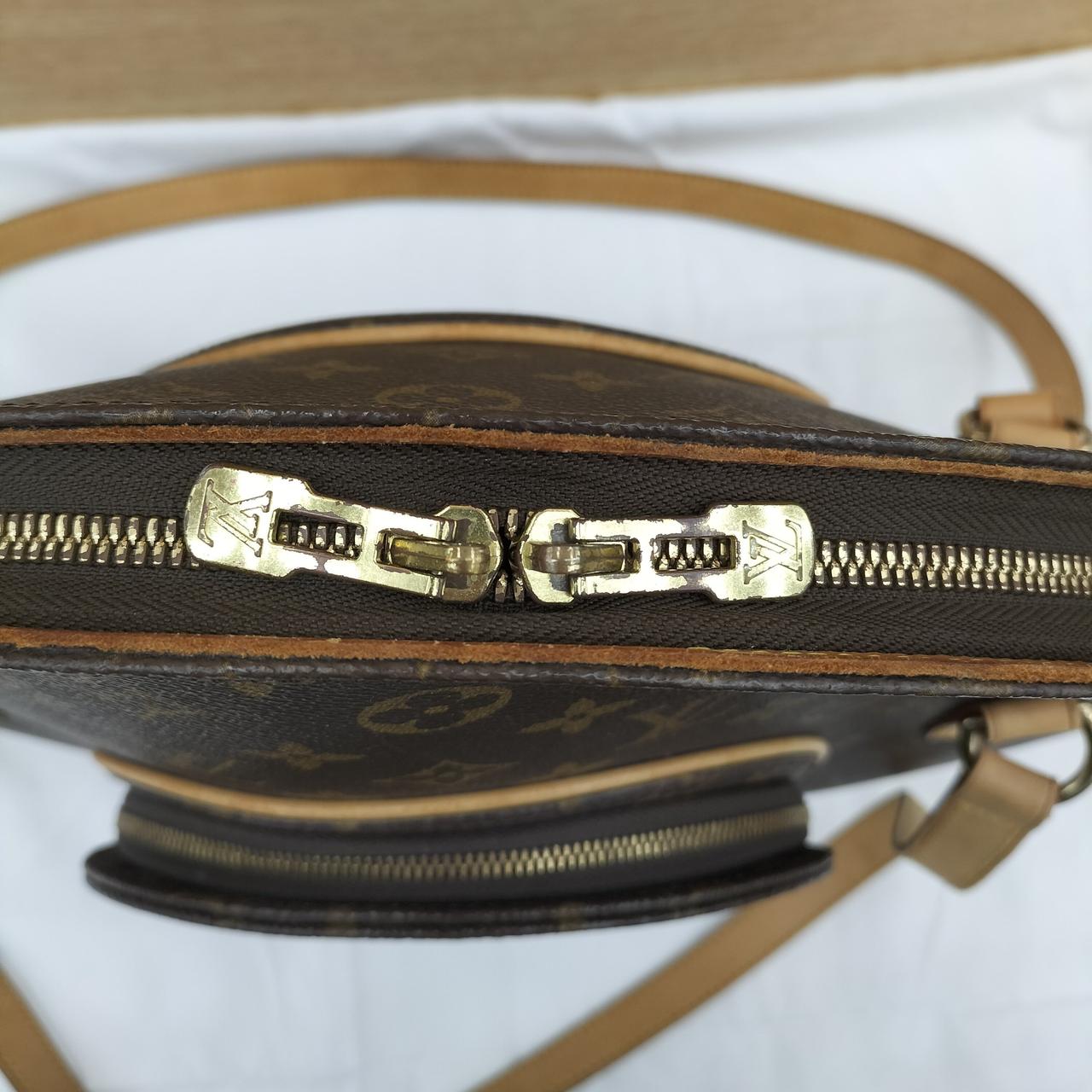 ファスナー金具ハガレあります。