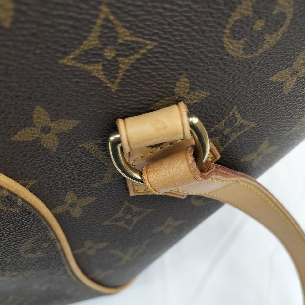 ストラップ付け根シミ汚れあります。