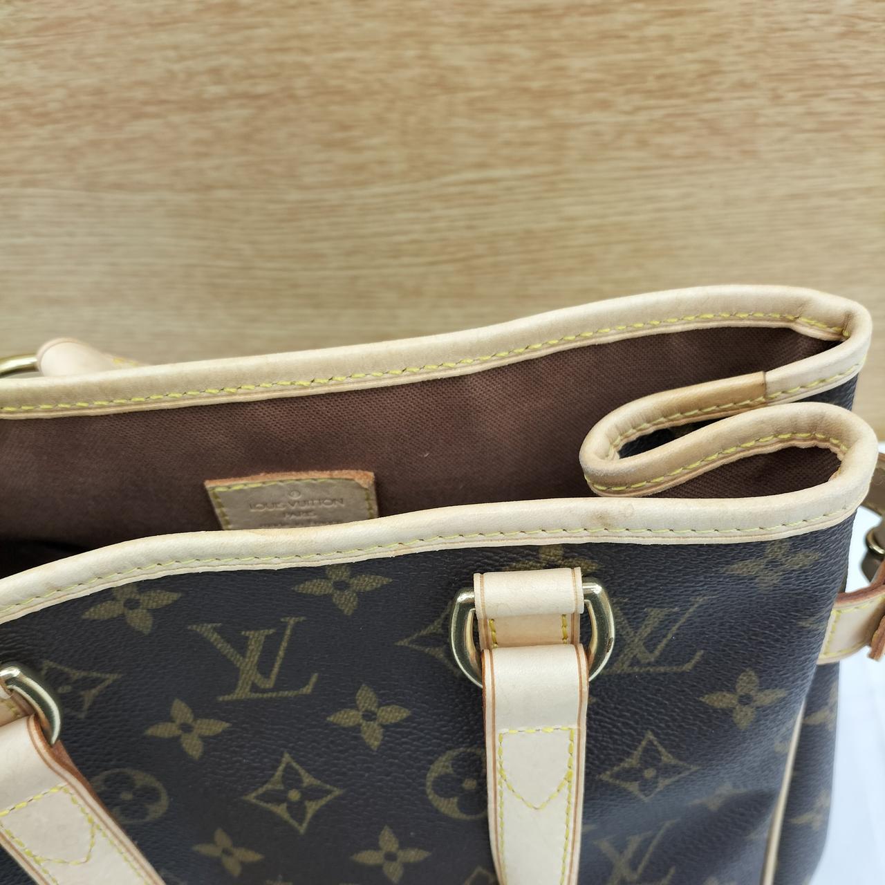 バッグ開き口ヌメ革部分シミ汚れあります。