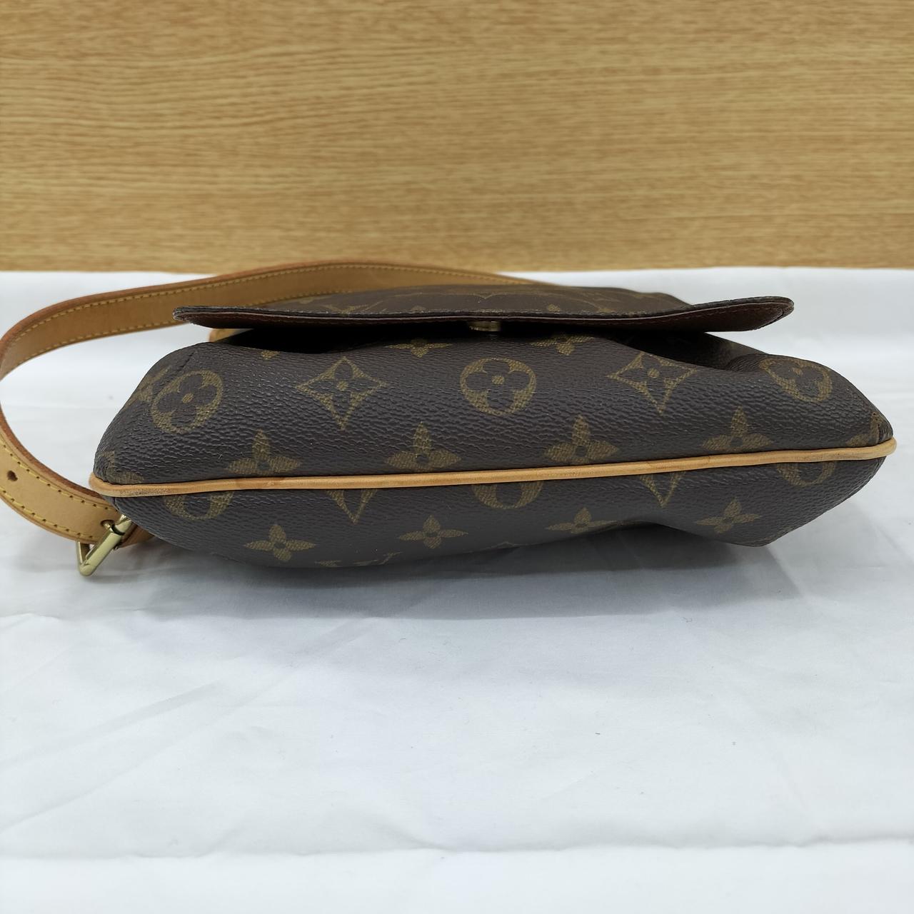 ヌメ革シミ汚れあります。