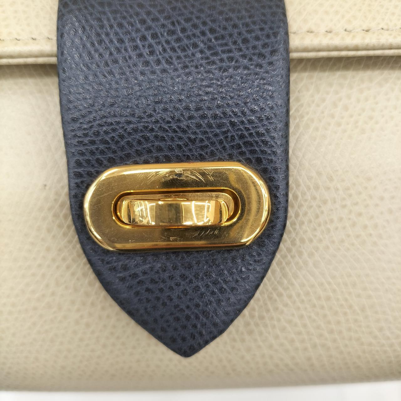 金具使用によるキズあります。