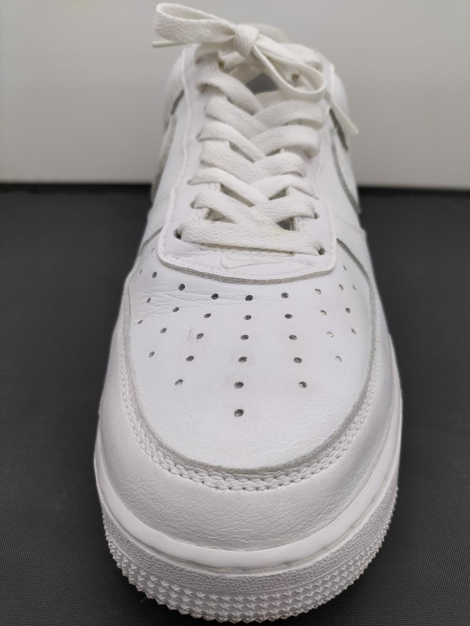 左足前面。(少々汚れあり)