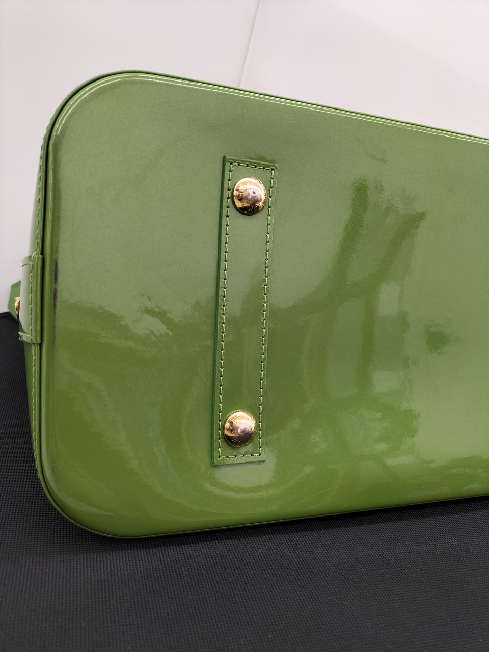 ※底面の縁周辺、金属部分、黒ずみあり