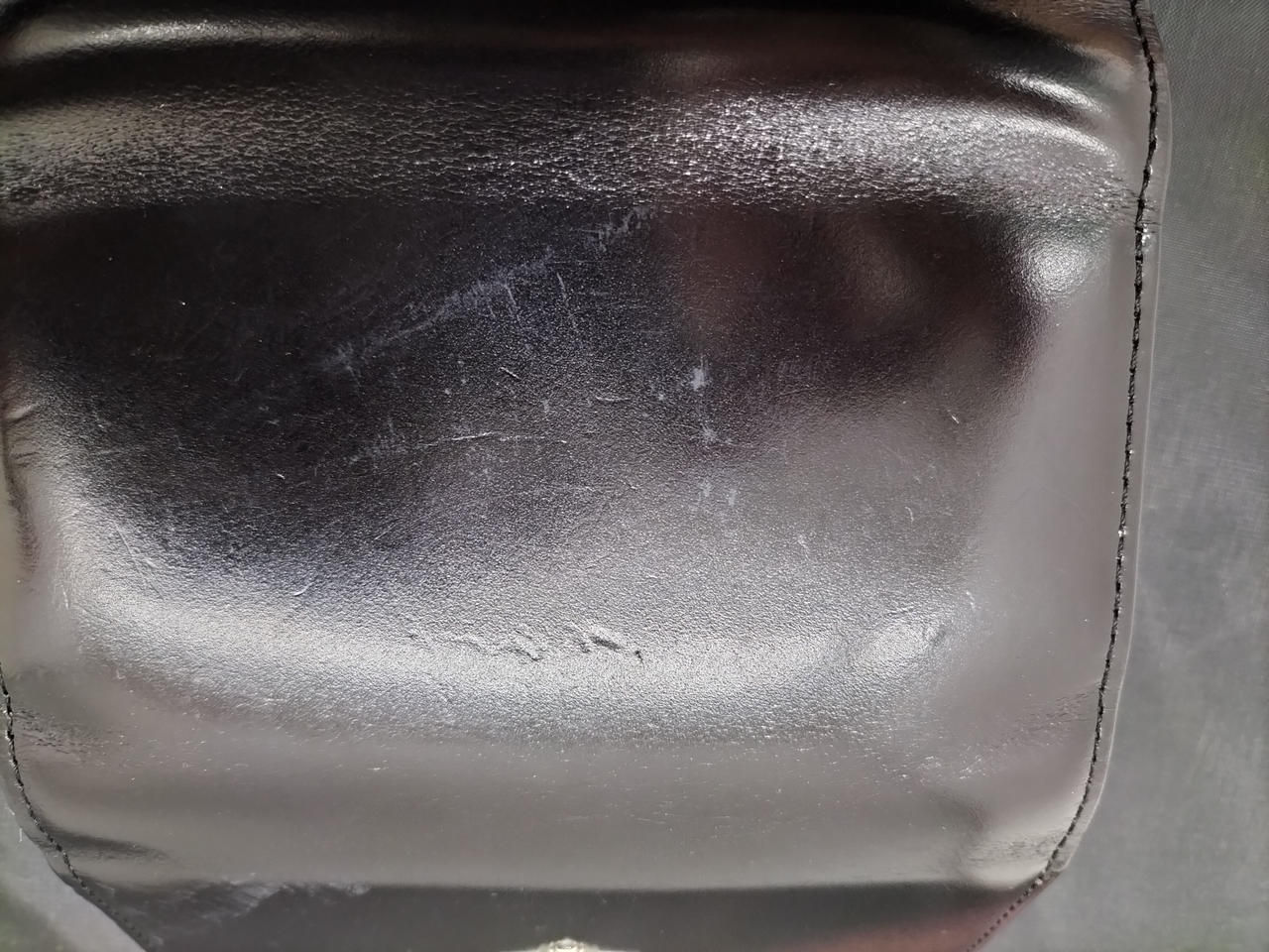 擦れ、キズがあります。