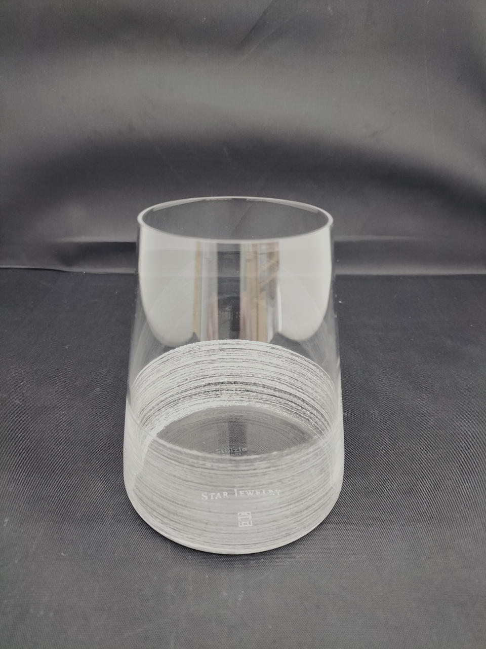 模様の色はシルバーです。